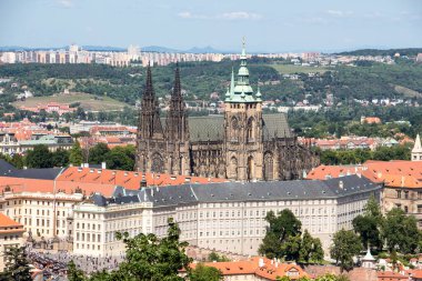 Prag şatosu güneşli manzara eski kasaba