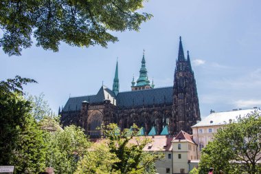 Prag şatosu güneşli manzara eski kasaba