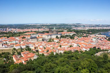 Panoramik manzara Prag Nehri köprüleri Charles Köprüsü güneşli
