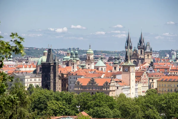 Praga stare miasto niebo widok kościół stare domy panoramiczny widok — Zdjęcie stockowe
