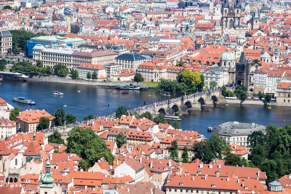Praga panorama Charles most rzeki z widokiem na góry — Zdjęcie stockowe