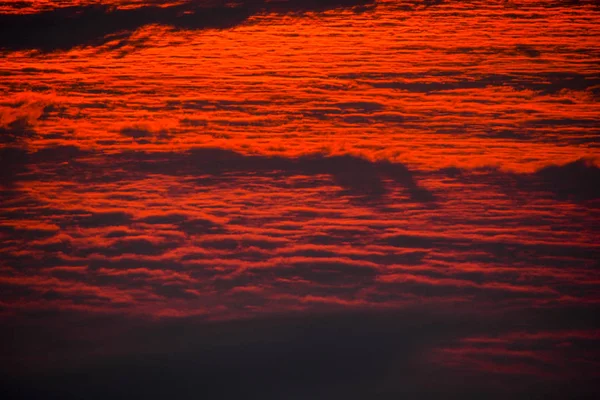 Vörös Felhők Naplementekor — Stock Fotó