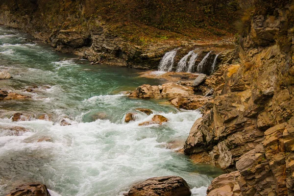 Kurdzhips nehrinin yatağında şelale (Lago-Naki yaylası, Krasnodar Bölgesi, Rusya).