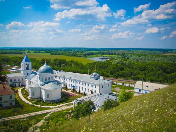Kutsal Varsayım Divnogorsk Manastırı (Voronezh Bölgesi, Rusya). Manastır 1653 yılında kuruldu..