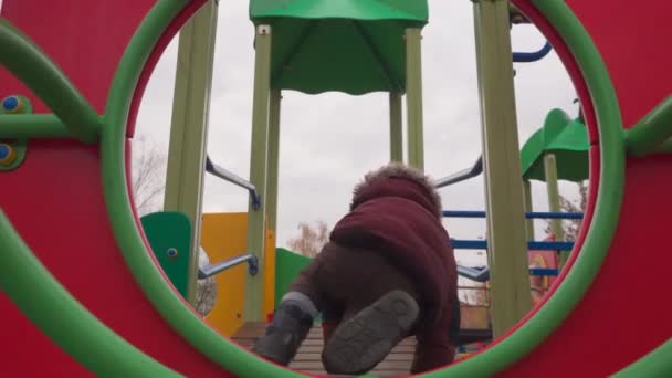 Gülümseyen Küçük Çocuk Oyun Bahçesinde Oynuyor Kaçıyor Elini Sallıyor Güle — Stok video