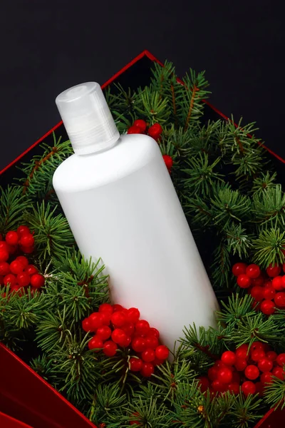 Weiße Flasche mit Bio-Kosmetik Winterprodukt zur Haarpflege mit natürlichen Inhaltsstoffen. umweltfreundliche Schönheitsindustrie. — Stockfoto