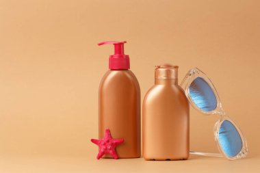 Güneş kremi reklamları, güneş korumalı kozmetik ürünler nemlendirici krem ya da bronz üzerine sıvı losyon, açık kahverengi arka plan. Plajda, denizde, yaz tatilinde yüz ve vücut bakımı..