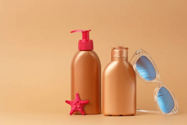 Güneş kremi reklamları, güneş korumalı kozmetik ürünler nemlendirici krem ya da bronz üzerine sıvı losyon, açık kahverengi arka plan. Plajda, denizde, yaz tatilinde yüz ve vücut bakımı..
