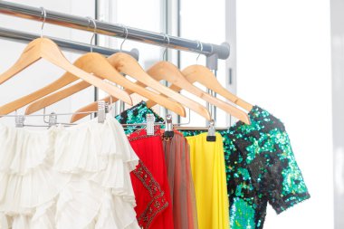 Tırabzanda şenlik kıyafetleri. Kiralık moda kıyafetleri konsepti. Moda blogu, web sitesi, sosyal medya kahraman başlığı.