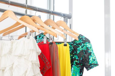Tırabzanda şenlik kıyafetleri. Kiralık moda kıyafetleri konsepti. Moda blogu, web sitesi, sosyal medya kahraman başlığı.