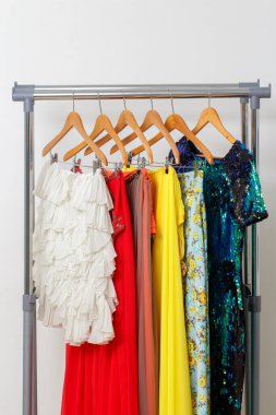 Tırabzanda şenlik kıyafetleri. Kiralık moda kıyafetleri konsepti. Moda blogu, web sitesi, sosyal medya kahraman başlığı.