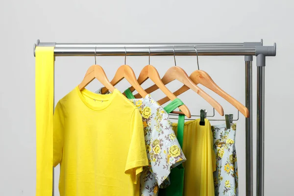 Roupas Verdes Amarelas Brilhantes Verão Penduradas Trilho Vestuário Para Férias — Fotografia de Stock