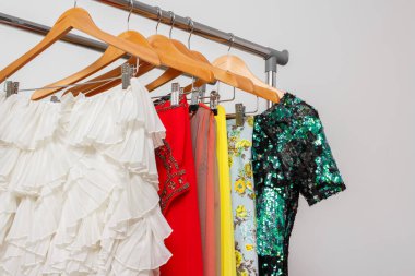 Tırabzanda şenlik kıyafetleri. Kiralık moda kıyafetleri konsepti. Moda blogu, web sitesi, sosyal medya kahraman başlığı.