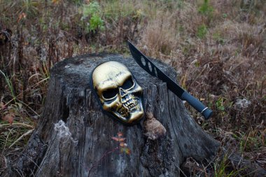 Cadılar Bayramı Korkunç bir maskeye saplanmış bir bıçak