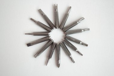 Tornavida parçaları beyaz arkaplana yakın ayarlandı