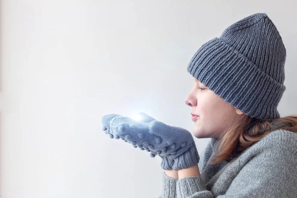 Teenage Girl Gray Knitted Hat Sweater Mittens Holds Small Bright — Stock Photo, Image
