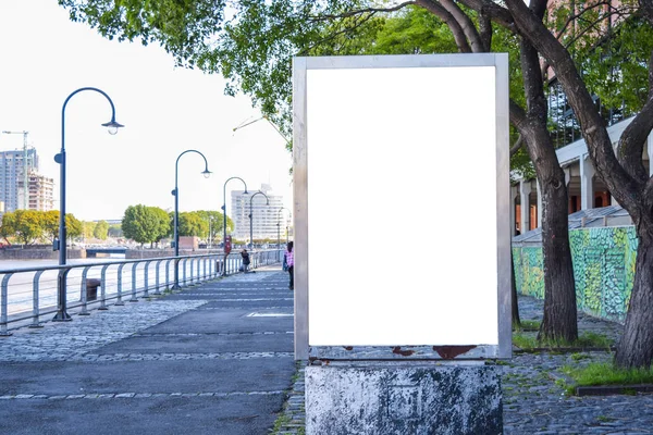 Mock Cartelera Ciudad Con Vista Rio Blanco Con Espacio Copia — 스톡 사진