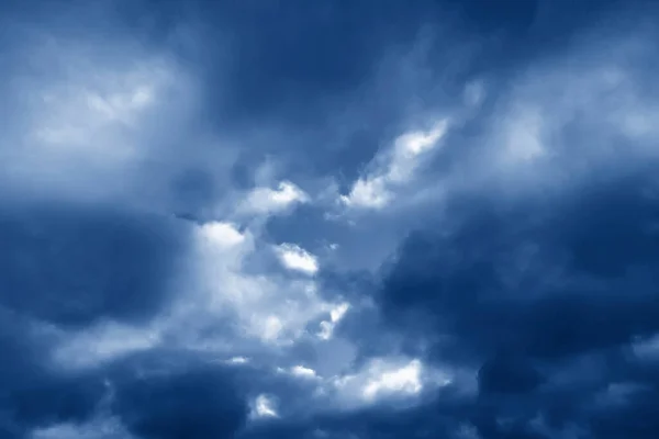 空の上でふわふわの雲が閉じます 古典的な青の色調の写真 — ストック写真