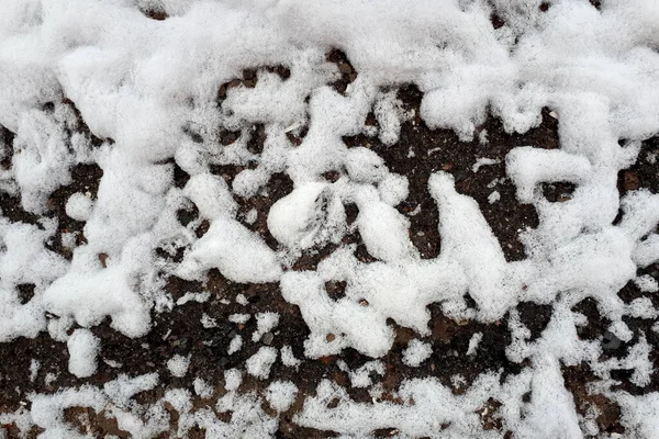 Sluiten Van Smeltende Sneeuw Asfalt Sneeuwtextuur Het Asfalt Vlakke Plaat — Stockfoto