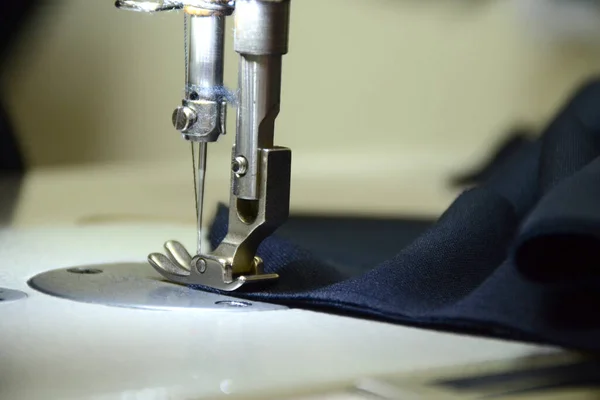 Costurar Tecido Azul Escuro Uma Máquina Costura Branca Conceito Pequeno — Fotografia de Stock