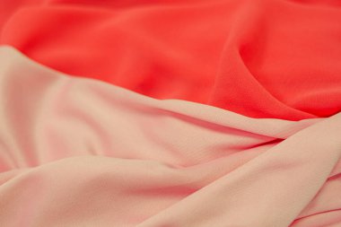 Kırmızı ve pembe ipek kumaş dalgalar halinde. Parlak yatay arkaplan