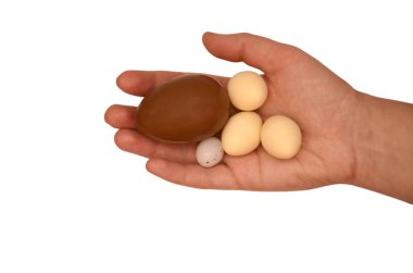 Bir kadının elinde paskalya çikolatası. İzole fotoğraf, tatil konsepti, düz yatak