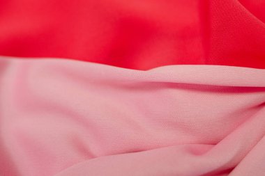 Kırmızı ve pembe ipek kumaş dalgalar halinde. Parlak yatay arkaplan