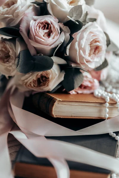 オレンジのアンティーク本でピンクの花束を結婚式 — ストック写真