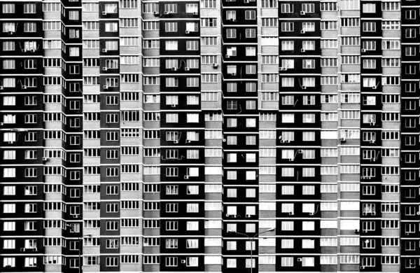 Μεγάλο κτίριο κατοικιών με πολλά παράθυρα σε μαύρο και άσπρο — Φωτογραφία Αρχείου