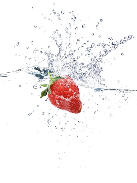 Fragola Spruzzata Acqua Sfondo Bianco — Foto Stock