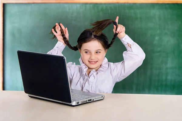Pequena Menina Alegre Com Computador Portátil Interior Ciência Escola Entretenimento Imagens Royalty-Free