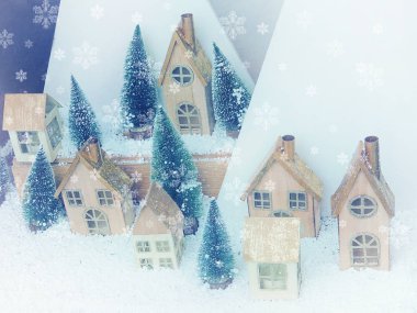 Arka plan güzel Noel tebrik kartı. Kış sahne kar orman ve evler. Yeni yıl