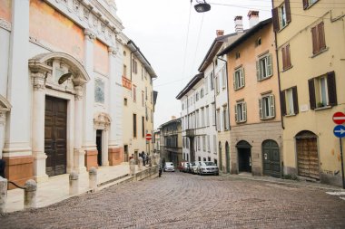 Bergamo eski kasaba sokağı. Lombardiya bölgesinde güzel şehir yürüyüşleri