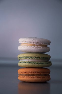 Beyaz arkaplanda renkli badem kurabiyeleri