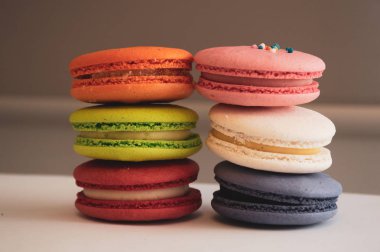 Beyaz arkaplanda renkli badem kurabiyeleri