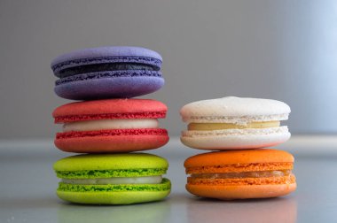 Beyaz arkaplanda renkli badem kurabiyeleri