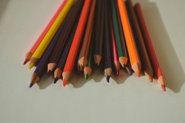 renkli kurşun kalem ve defter