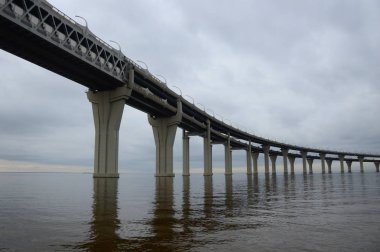 Körfezdeki büyük köprü, yansıma, gökyüzü 