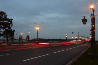 Gece otoyolda trafik vardı.