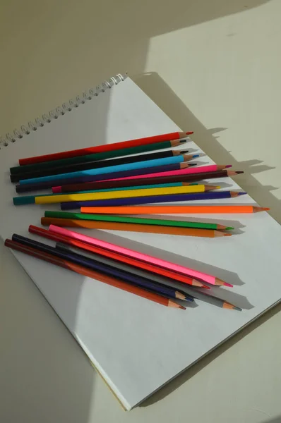 Μολύβια Χρώματος Και Σημειωματάριο — Φωτογραφία Αρχείου
