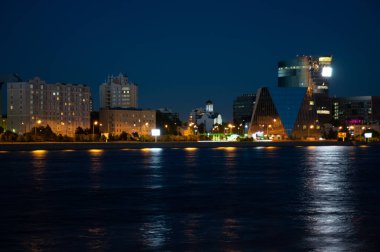 Gece şehrindeki köprünün ışıkları 