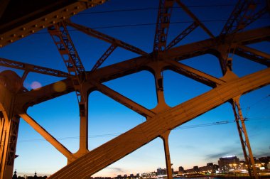 Gece şehrindeki köprünün ışıkları 