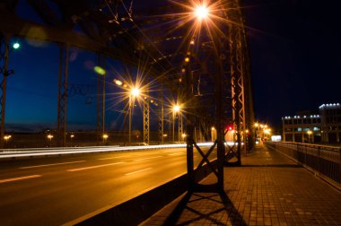 Gece şehrindeki köprünün ışıkları 