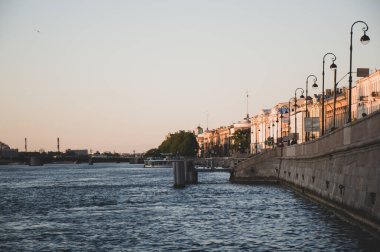 Gün batımında nehrin seti.