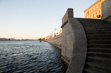 Gün batımında nehrin seti.