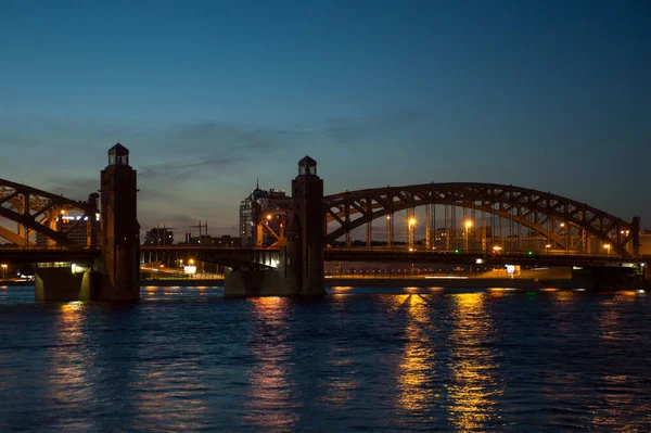 夜城的桥 灯火通明 — 图库照片