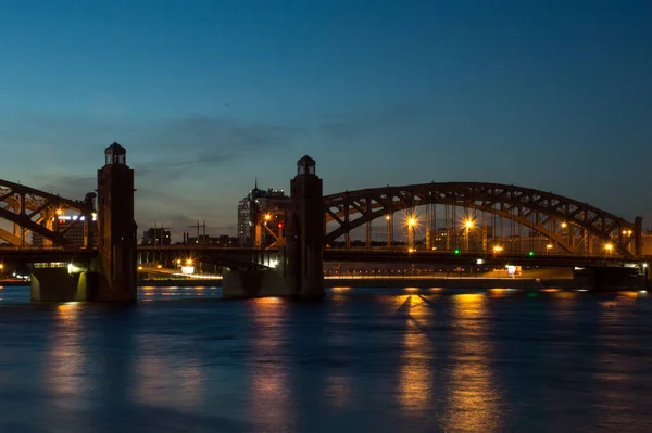 Мост Ночном Городе Огнями — стоковое фото