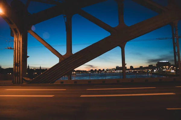 Ponte Cidade Noturna Com Luzes — Fotografia de Stock