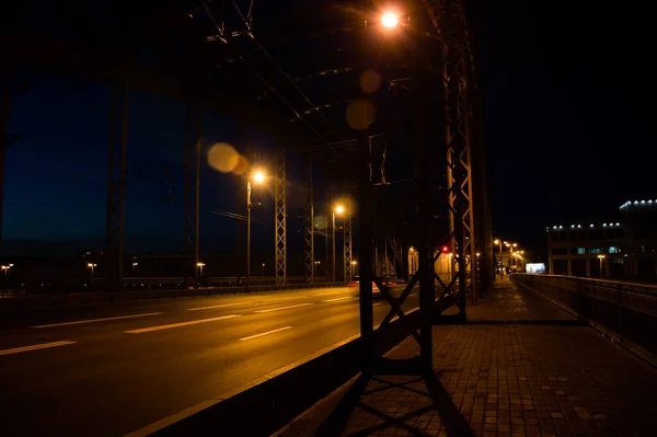 ライトアップされた夜の街の橋 — ストック写真