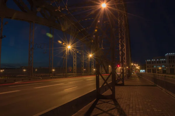 夜城的桥 灯火通明 — 图库照片